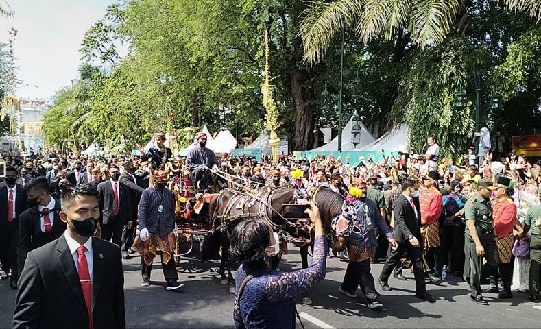 title Begini Gaya Paspampres Kawal Ketat Jokowi saat Kirab Kaesang-Erina, Pakai Jas Berdasi Merah Begini Gaya Paspampres Kawal Ketat Jokowi saat Kirab Kaesang-Erina, Pakai Jas Berdasi Merah