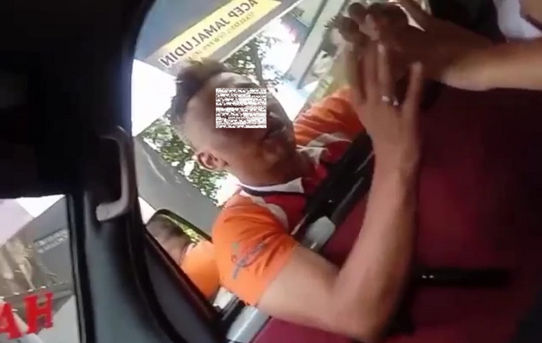 Viral Video Pria Paruh Baya Berbuat Tak Senonoh ke Siswi SMA di Bandung