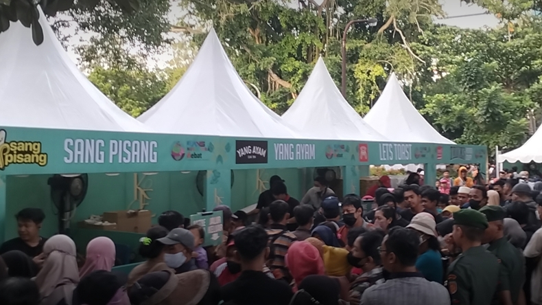 Stand Makanan Gratis di Ngunduh Mantu Kaesang-Erina Diserbu Warga