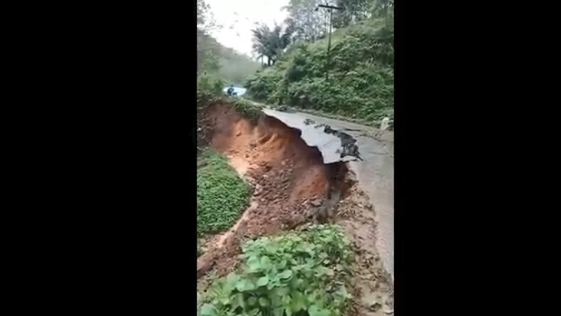 Terekam Kamera, Begini Detik-Detik Jalan di Tapsel Longsor