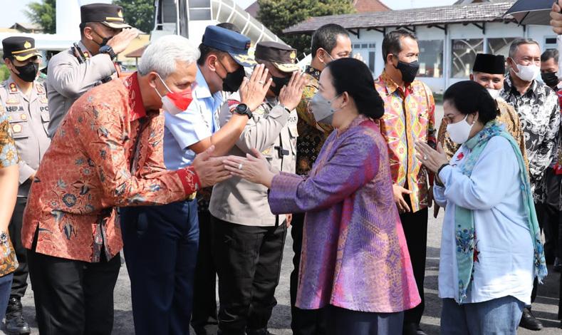 Ganjar Beri Penghormatan saat Lepas Kepulangan Megawati dan Puan ke Jakarta 