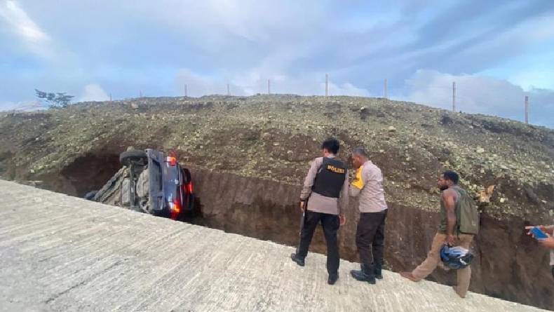 Mobil Tabrak Tebing hingga Terperosok ke Parit di Jayapura, 1 Tewas 1 Luka Berat
