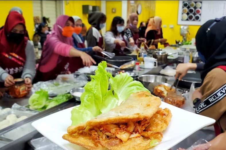 KDEI Taipei Berdayakan Pekerja Migran Indonesia Belajar Panekuk Daun Bawang