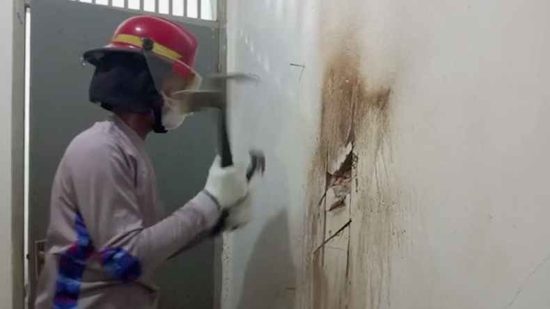 Petugas Damkar di Padang Evakuasi Warga yang Terkunci di Kamar Mandi