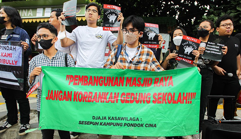 Tolak Relokasi SDN Pondok Cina 1, Mahasiswa Pasang Foto Wali Kota Depok Terbalik - Bagian 3