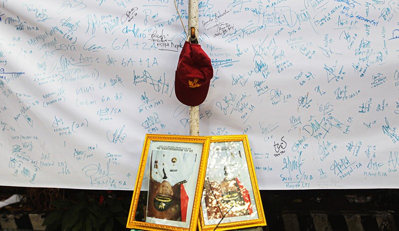 Tolak Relokasi SDN Pondok Cina 1, Mahasiswa Pasang Foto Wali Kota Depok Terbalik - Bagian 1