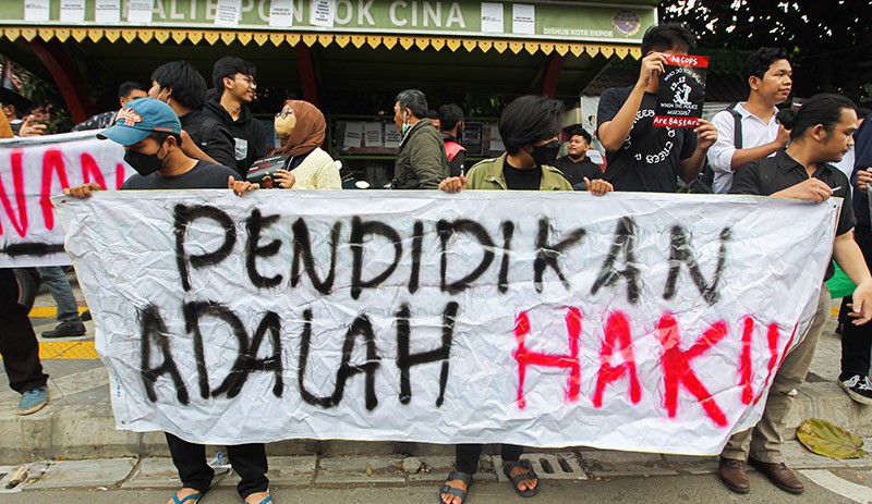 Tolak Relokasi SDN Pondok Cina 1, Mahasiswa Pasang Foto Wali Kota Depok Terbalik - Bagian 2