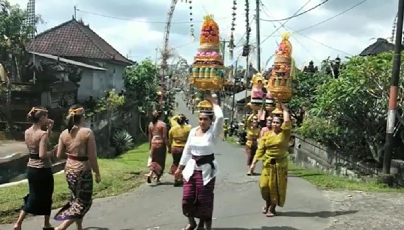 title Kekuatan Perempuan Bali Bawa Gebogan di Atas Kepala, Ada yang Berbobot 50 Kg Kekuatan Perempuan Bali Bawa Gebogan di Atas Kepala, Ada yang Berbobot 50 Kg
