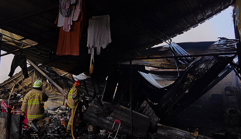 Lapak Pedagang di Kedoya Kebakaran, 15 Unit Damkar Dikerahkan - Bagian 5