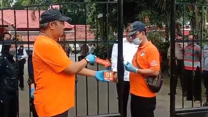 title Diduga Terlibat Perampokan, Mantan Wali Kota Blitar Samanhudi Anwar Ditangkap sebelum Jumatan Diduga Terlibat Perampokan, Mantan Wali Kota Blitar Samanhudi Anwar Ditangkap sebelum Jumatan