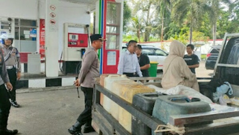 title Kapolres Bitung Dapati Kecurangan Pengisian BBM saat Pantau SPBU Kapolres Bitung Dapati Kecurangan Pengisian BBM saat Pantau SPBU