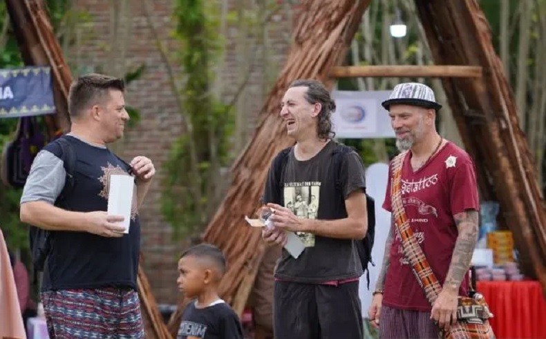 Bule Amerika dan Prancis Kepincut Permainan Tradisional Engkrang di Desa Wisata Sabang