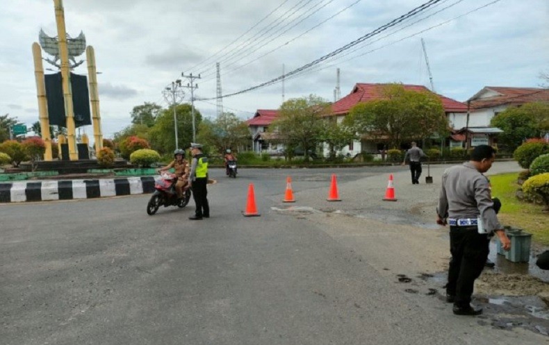 title Rawan Kecelakaan, Jalan Berlubang di Bundaran Tugu Pancasila Ditambal Cor Semen Rawan Kecelakaan, Jalan Berlubang di Bundaran Tugu Pancasila Ditambal Cor Semen