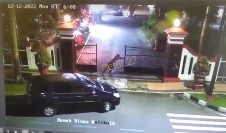 Detik-Detik Mobil Perampok Masuk ke Rumah Dinas Wali Kota Blitar Santoso
