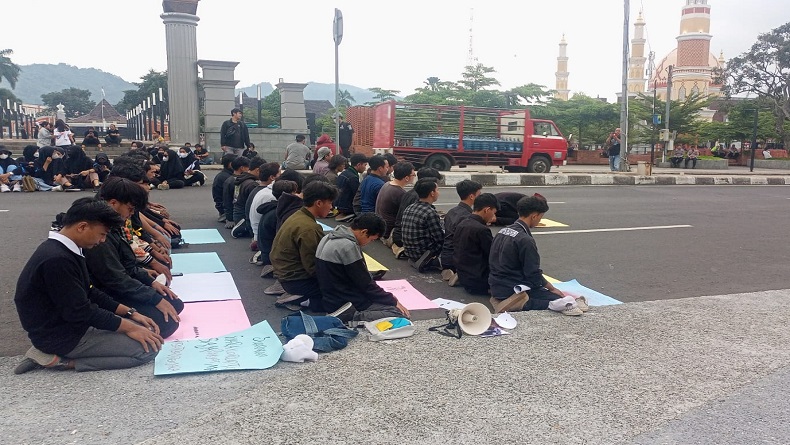 Tolak Pengesahan RKUHP, Mahasiswa di Majalengka Salat Asar di Jalan