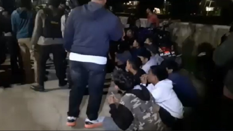 Belasan Pemuda Asyik Pesta Miras di Makassar Digerebek, 4 Remaja Putri Ikut Diamankan