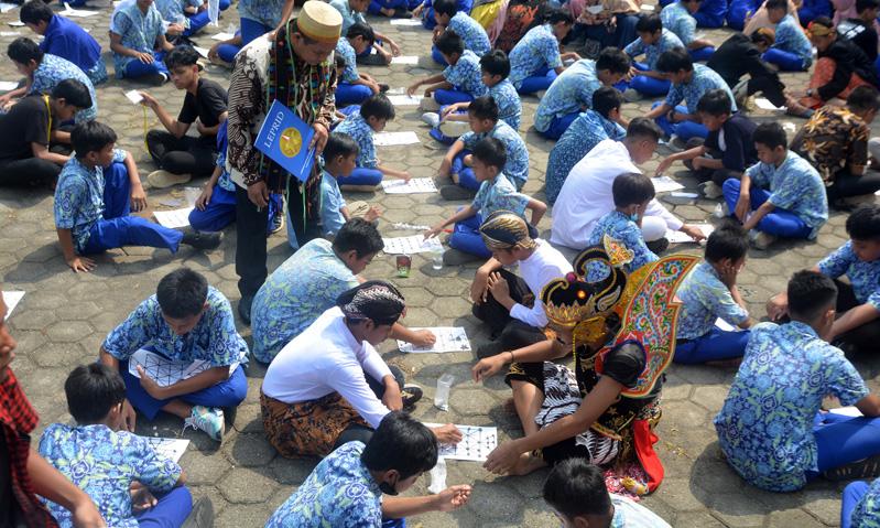 title Lestarikan Permainan Tradisional, Sekolah di Semarang Ini Cetak Rekor Bermain Catur Jawa Lestarikan Permainan Tradisional, Sekolah di Semarang Ini Cetak Rekor Bermain Catur Jawa