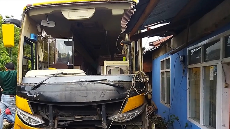 Bus Tabrak 3 Bangunan di Sumbar, Warga: Ngeri, Ada Penumpang yang Terjepit