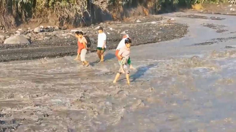 Jembatan Putus Diterjang Lahar Dingin Semeru, Anak ke Sekolah Digendong Orang Tua