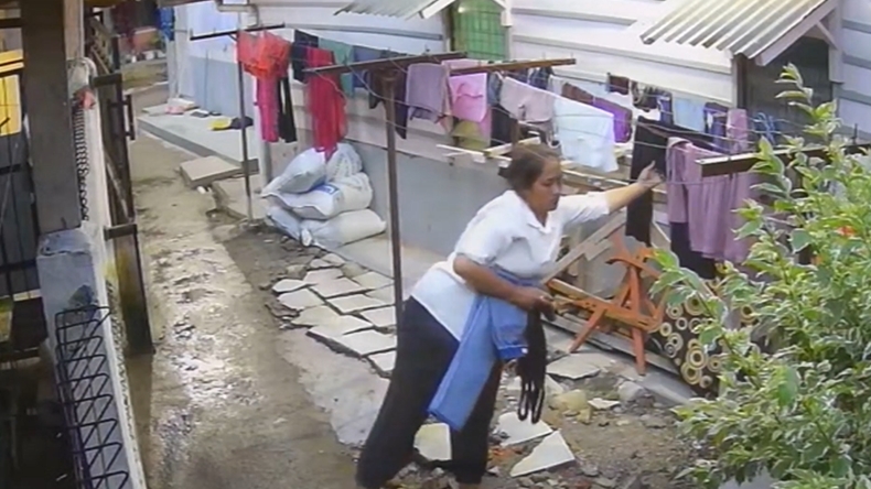 Aksi Santai Perempuan di Bukittinggi, Ngerokok sambil Curi Jemuran Warga