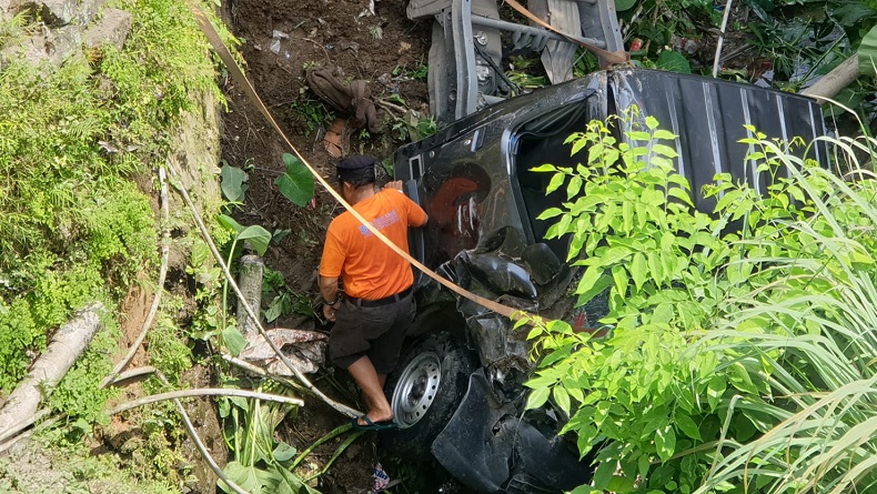 Pikap Terjun ke Parit Sedalam 7 Meter di Jalan Raya Cipatat KBB, Sopir Luka