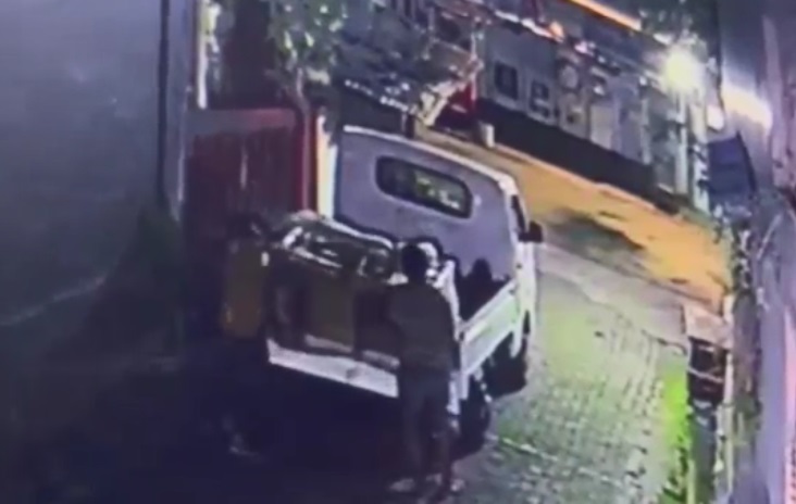 1 Keluarga Pencuri Etalase Lintas Kabupaten Terekam CCTV saat Beraksi