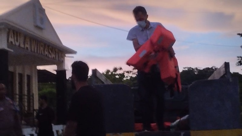 title 13 Imigran Gelap Ditangkap di Rote Ndao, Diduga Hendak ke Australia namun Kapal Terdampar 13 Imigran Gelap Ditangkap di Rote Ndao, Diduga Hendak ke Australia namun Kapal Terdampar
