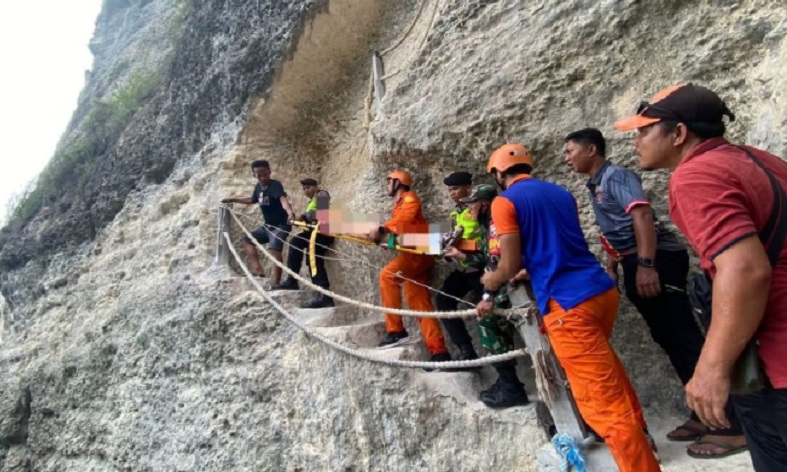 Cedera Kaki, Turis Hongkong Dievakuasi Tim SAR dari Diamond Beach Nusa Penida