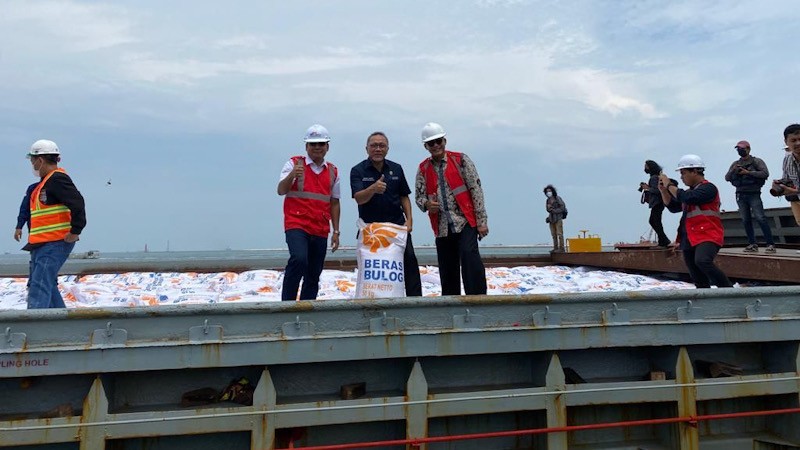 Jaga Stabilitas Harga Beras, Mendag Zulkifli Hasan Pastikan 200.000 Ton Bulog Tiba di Tanjung Priok - Bagian 1