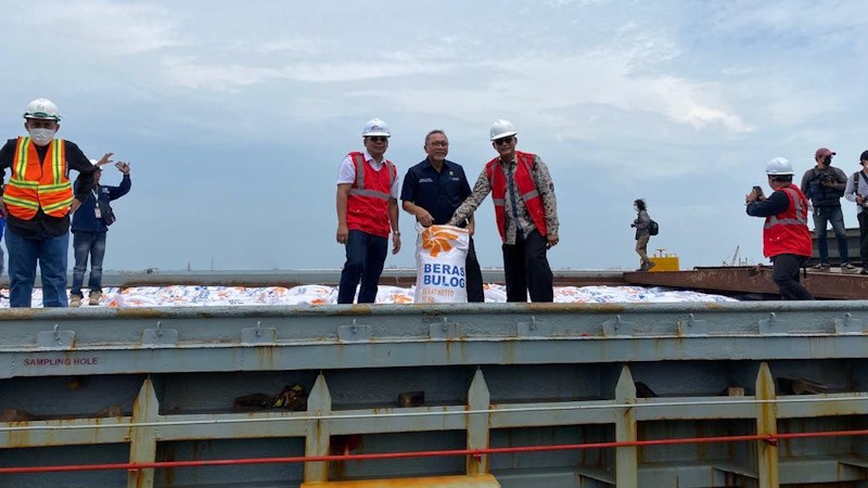 Jaga Stabilitas Harga Beras, Mendag Zulkifli Hasan Pastikan 200.000 Ton Bulog Tiba di Tanjung Priok - Bagian 2