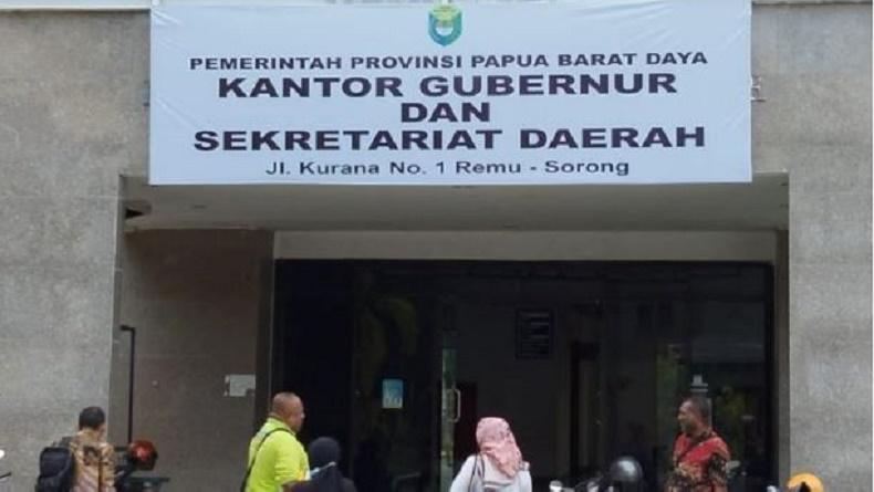 title M Musa'ad Pj Gubernur Papua Barat Daya Tiba di Sorong, Disambut Tarian Adat M Musa'ad Pj Gubernur Papua Barat Daya Tiba di Sorong, Disambut Tarian Adat