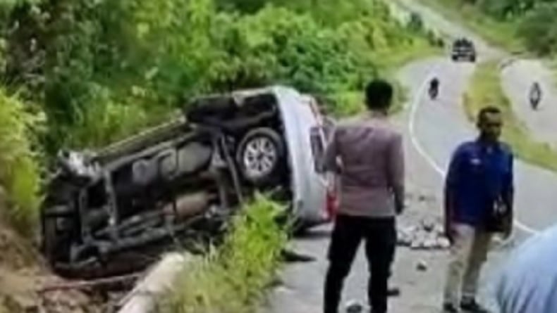 Oleng saat Menanjak, Mobil Kepala Dinas Kominfo Papua Barat Terguling di Manokwari Selatan