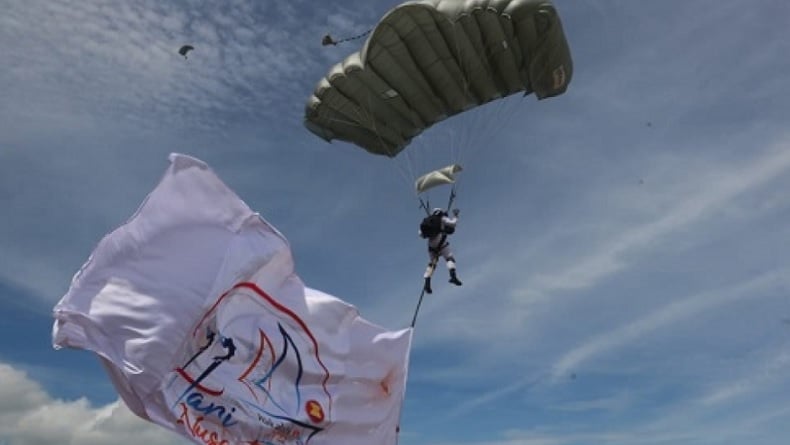Puluhan Prajurit Kopaska Terjun Tempur Freefall di Pantai Marina Togo Mowondu