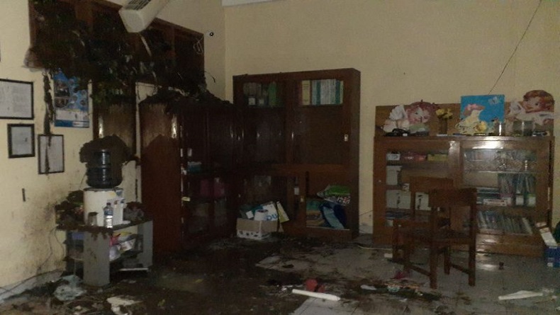 title Tanah Longsor Hantam Sekolah di Semarang saat Hujan Deras Tanah Longsor Hantam Sekolah di Semarang saat Hujan Deras