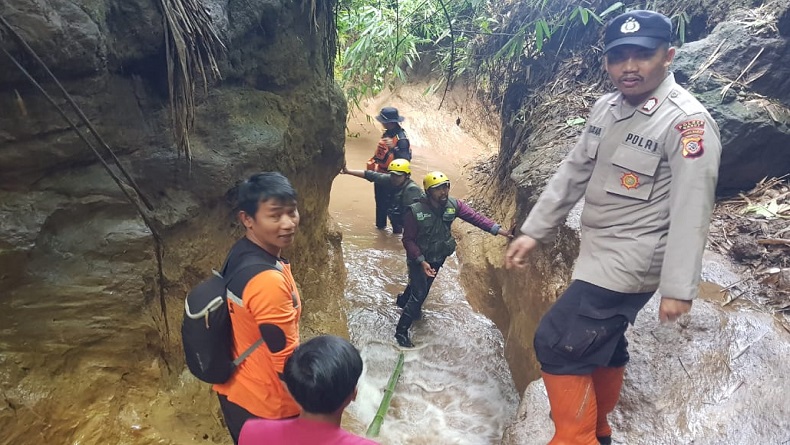 Remaja Hilang di Sungai Cisaat Garut, Pencarian Terkendala Medan Berat  