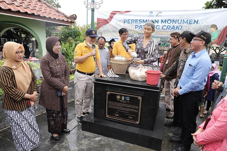 title Dies Natalis Ke-73, UGM Bangun Patung Craki di Pasar Ngasem Yogyakarta Dies Natalis Ke-73, UGM Bangun Patung Craki di Pasar Ngasem Yogyakarta