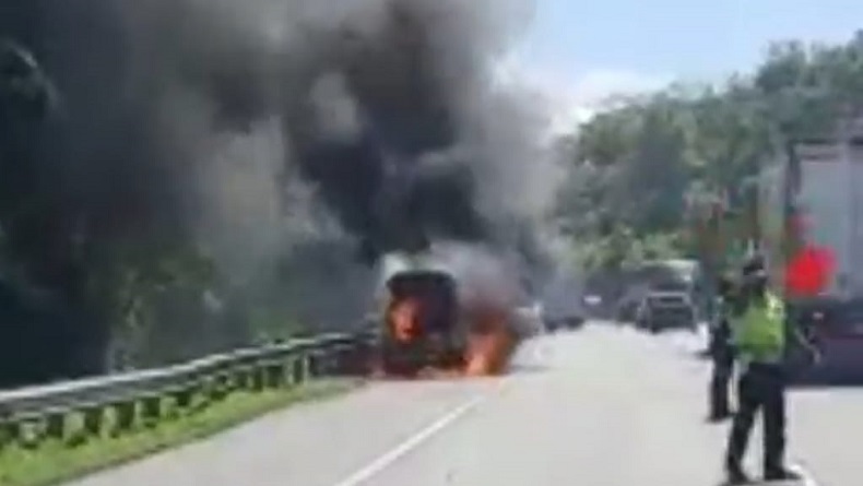 Minibus Wisatawan asal Tangerang Selatan Terbakar di Tol Cipularang Purwakarta
