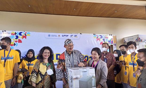 Kunjungi Pameran UMKM di UGM, Emak-Emak Serbu Sandiaga Uno untuk Minta Foto