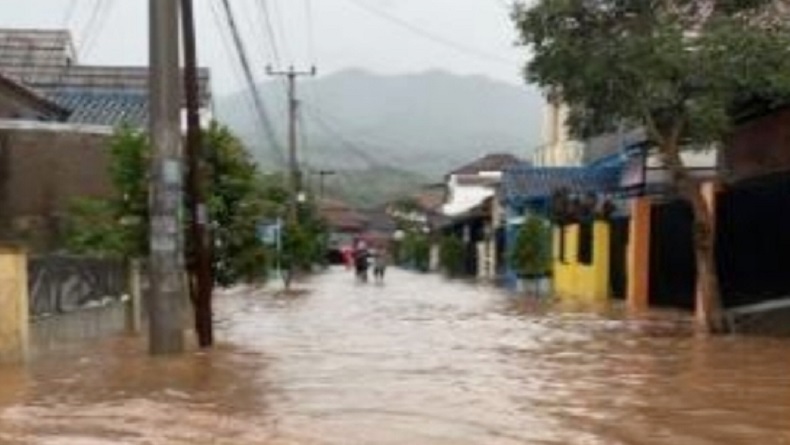 Banjir dan Longsor Sumedang, Tim SAR Cari Warga Hilang Atas Nama Syifa dan Dini 