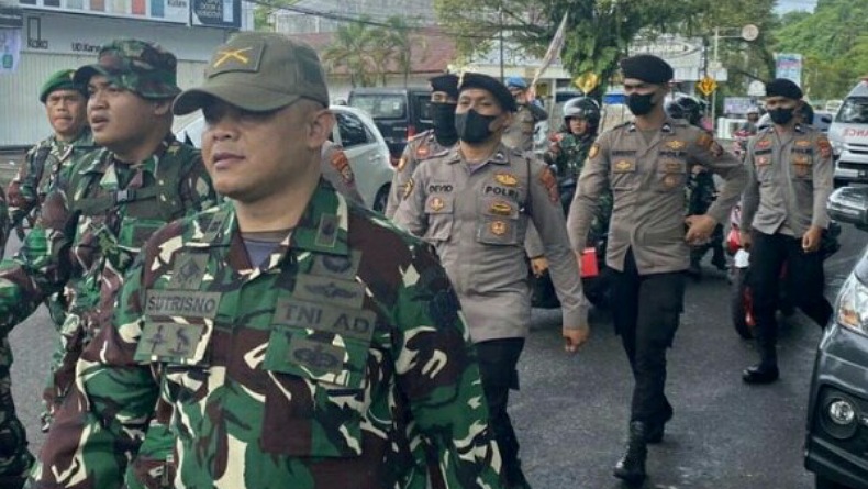 Makin Kompak, TNI dan Polri di Manado Jalan Sehat Bersama