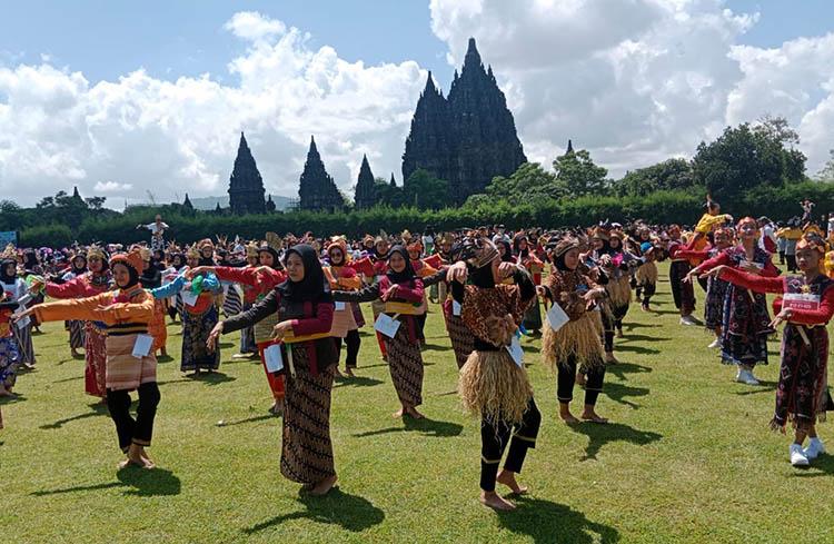 Lustrum Xiii Sman 1 Yogyakarta 5 142 Penari Nusantara Meriahkan Jogja