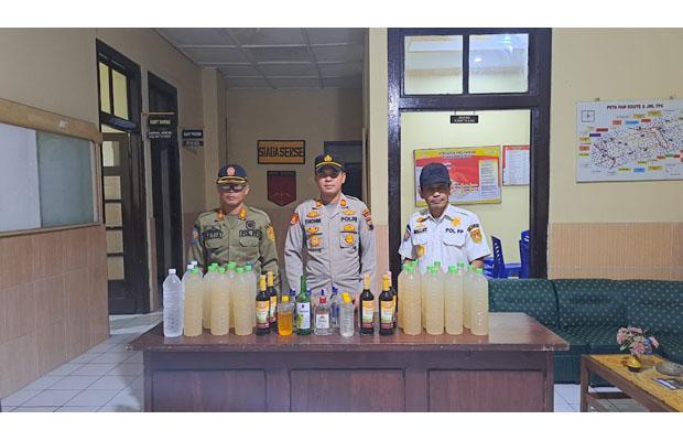 Respon Keluhan Masyarakat, Polsek Muntilan Sita Puluhan Botol Miras
