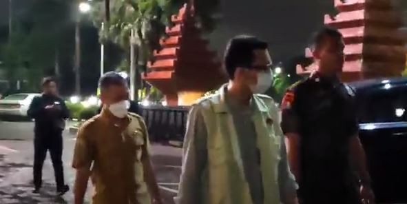 Kembali Obok-Obok DPRD Jatim, KPK Bawa ASN Berinisial AS Beserta Tas Hitam