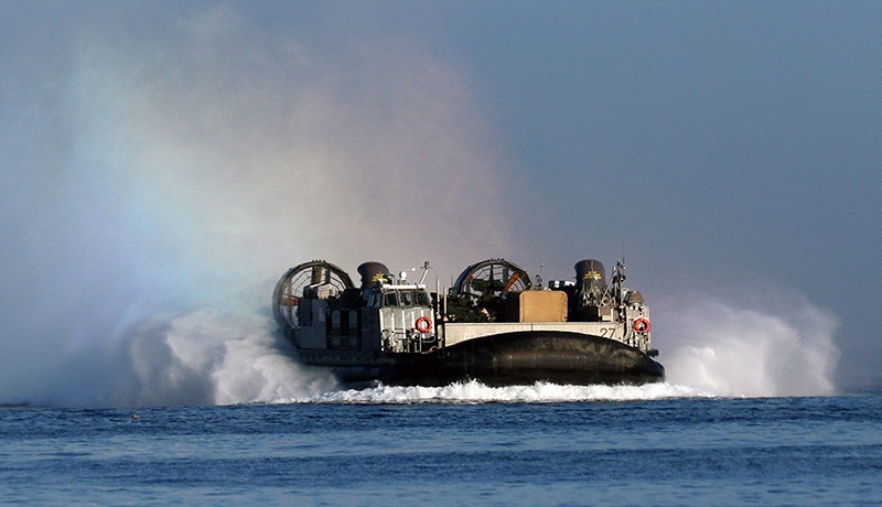 Penampakan Kendaraan Amfibi Marinir AS Mampu Lewati Lumpur, Air dan Daratan - Bagian 1