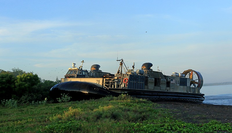 Penampakan Kendaraan Amfibi Marinir AS Mampu Lewati Lumpur, Air dan Daratan - Bagian 2