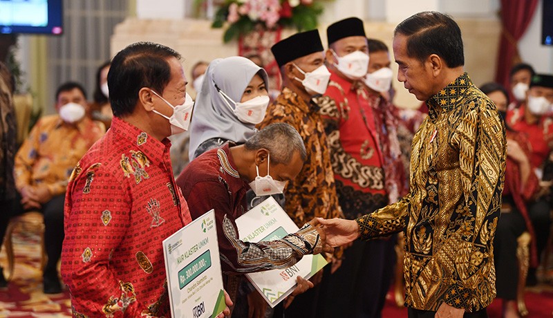 Presiden Jokowi Serahkan KUR Klaster kepada Pelaku UMKM - Bagian 1