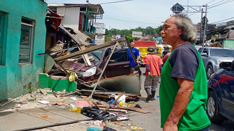 Nissan Livina Seruduk Gerobak dan Motor di Jalan Raya Batujajar KBB, 1 Luka