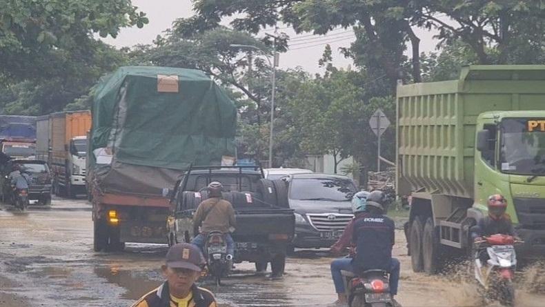 Jalur Pantura di Pati Terendam Banjir, Arus Lalu Lintas tersendat