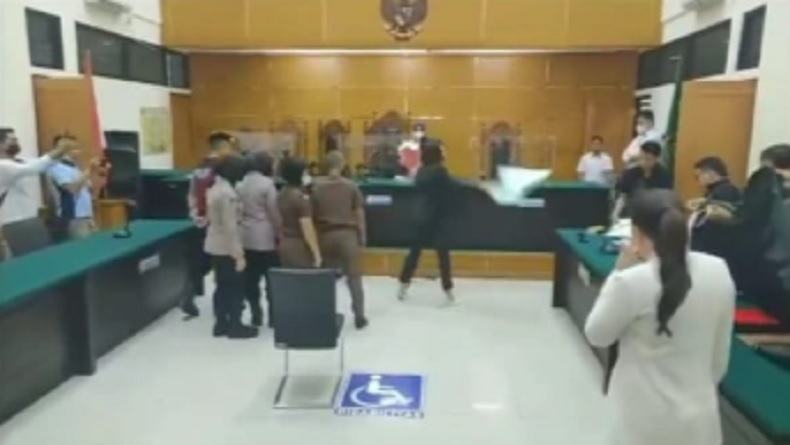 Soal Lempar Berkas dan Mik di Ruang Sidang, Nikita: Wonder Woman Nyentuh Sesuatu Kebanting