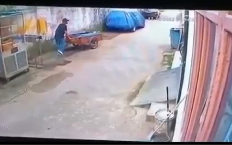Viral Pria Berbadan Tegap Curi Gerobak Pedagang di Palembang